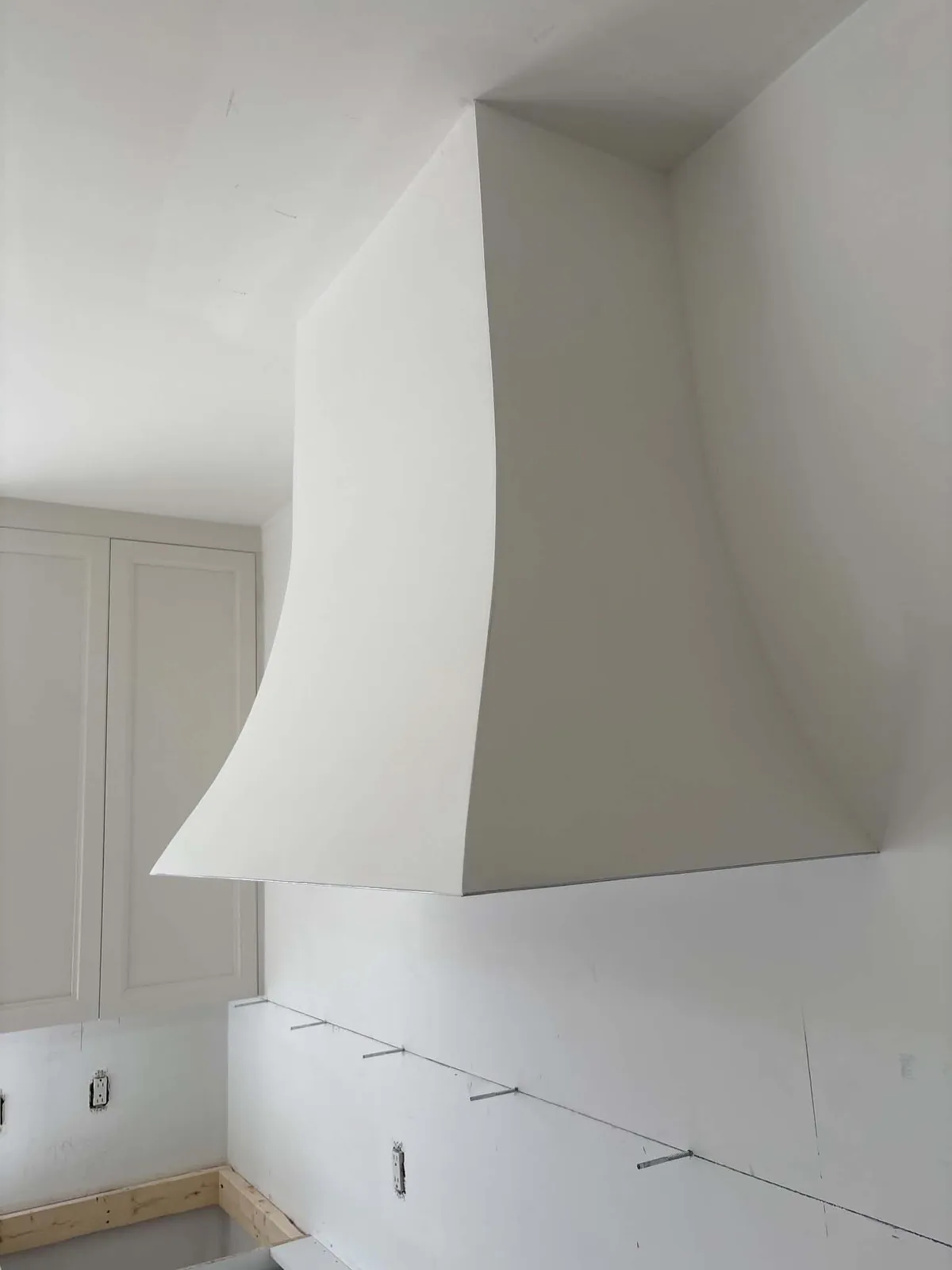 Hotte courbée, vue de côté